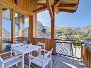 una sala da pranzo con tavolo e sedie su una terrazza di Chalet au pied des pistes avec sauna, cheminée, parking couvert et Wifi - Saint Martin de Belleville - FR-1-344-1012 a Saint-Martin-de-Belleville