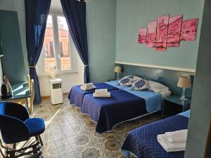 羅馬的住宿－B&B Girasole Guesthouse，一间卧室设有两张床、一把椅子和一个窗户。