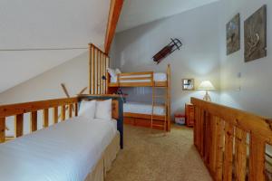 1 dormitorio con litera y escalera en Pine Ridge 05E, en Breckenridge