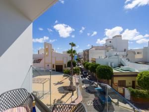 uma varanda com cadeiras e vista para a cidade em Triton By CanariasGetaway em Telde