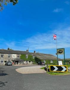 budynek z brytyjską flagą przed nim w obiekcie The Fat Lamb Country Inn and Nature Reserve w mieście Ravenstonedale