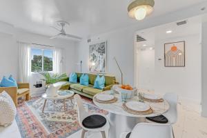 sala de estar con mesa y sofá en ArTease5 - stylish, near Wynwood Walls & restaurants, en Miami