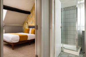 um quarto com uma cama e um chuveiro em Springfield House - Birmingham Airport & NEC em Coleshill