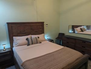 Ένα ή περισσότερα κρεβάτια σε δωμάτιο στο Casa Verde - Modern Apt in Santurce's Art District in San Juan