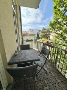a patio table and chairs on a balcony at Vienna Apartment Gutarra II in Vienna