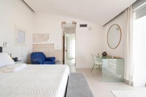 レッチェにあるTerrazza Sant'Oronzoのベッドルーム(ベッド1台、デスク、鏡付)