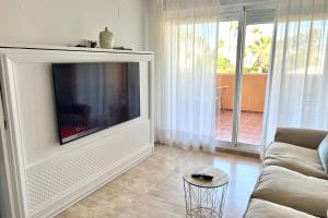 Televízia a/alebo spoločenská miestnosť v ubytovaní MARBELLA - ALICATE BEACHFRONT Apartment-9