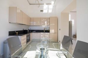 eine Küche mit einem Glastisch und Stühlen in der Unterkunft Superb 68m2 flat with 80m2 terrace - 2Ch4p in Cannes
