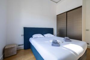 ein Schlafzimmer mit einem großen Bett mit Handtüchern darauf in der Unterkunft Superb 68m2 flat with 80m2 terrace - 2Ch4p in Cannes