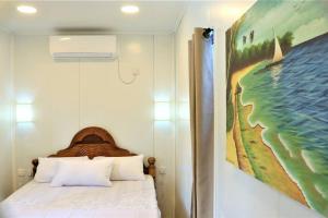 una camera da letto con un letto e un dipinto sul muro di The Zanzibar Beach House-West a Pingwe Altre 141 foto