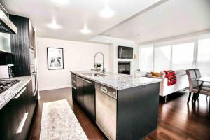 eine Küche mit einer Spüle und einer Arbeitsplatte in der Unterkunft Victoria's best location 2 bedroom luxe condo in Victoria