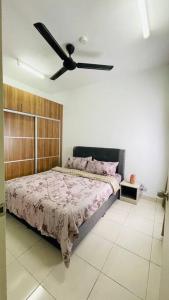 1 dormitorio con 1 cama y ventilador de techo en KLIA Homestay Apartment - 2 room, en Sepang