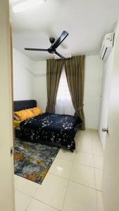 Habitación con cama y ventilador de techo. en KLIA Homestay Apartment - 2 room, en Sepang