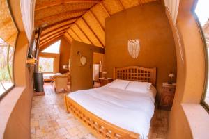 1 dormitorio con 1 cama grande en una habitación en Refugios La Frontera, en Pisco Elqui