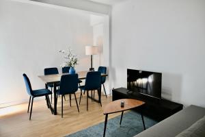 a living room with a dining room table and chairs at For You Rentals Coqueto y Cómodo apartamento en Entrevías JOR64D in Madrid