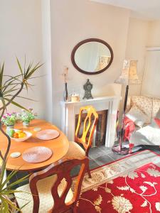 Traditional English House في ديربي: طاولة وكراسي في غرفة معيشة مع موقد