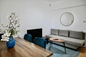 a living room with a couch and a table at For You Rentals Coqueto y Cómodo apartamento en Entrevías JOR64D in Madrid