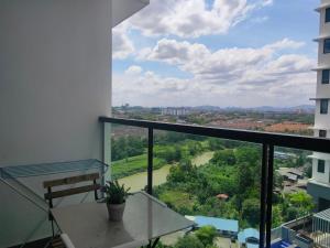 balcón con vistas al río en Vista Bangi NAQ Homestay - Studio Near UKM, en Kajang
