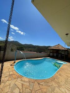 una pequeña piscina con una fuente de agua en Casa Lazer&Tranquilidade @lazer.tranquilidade en Brumadinho