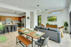 sala de estar con sofá y mesa en Fresco 1, Modern Design, Brand New Construction and Furniture, en Miami