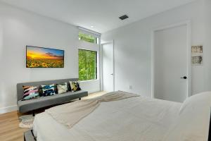 um quarto com uma cama e uma janela em Fresco 1, Modern Design, Brand New Construction and Furniture em Miami