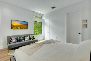 1 dormitorio con cama y ventana en Fresco 1, Modern Design, Brand New Construction and Furniture en Miami