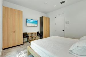 מיטה או מיטות בחדר ב-Fresco 2, Modern Design, Brand New Construction and Furniture