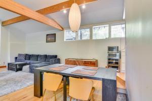 una cucina e un soggiorno con tavolo e sedie di Contemporary Portland Retreat with Forest Views a Portland