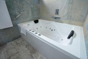 Ein Badezimmer in der Unterkunft El Molí de Pontons suites con jacuzzi spa