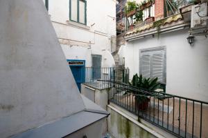 un balcone con una pianta in vaso su un edificio di Strit strit centro storico ad Amalfi