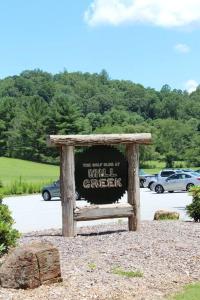 Φωτογραφία από το άλμπουμ του Creekside Gated Golf Mtn Villa w/fast wifi & paved σε Franklin