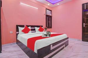Postel nebo postele na pokoji v ubytování Super Hotel O Rishabh Inn