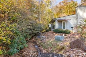 a small house in the middle of a yard at Creekside Gated Golf Mtn Villa w/fast wifi & paved in Franklin