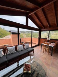 Ein Balkon oder eine Terrasse in der Unterkunft El Molí de Pontons suites con jacuzzi spa