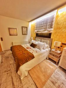 ein Schlafzimmer mit einem großen Bett und einem Fenster in der Unterkunft El Molí de Pontons suites con jacuzzi spa in Pontons
