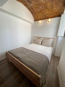 - une chambre blanche avec un lit dans l'établissement Casa Antunes, à Évora