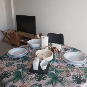 una mesa con platos y cuencos encima en Palmas de Recoleta en Buenos Aires