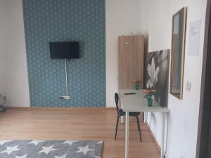 Camera con scrivania e tavolo con sedia di FMS Logie ad Anversa