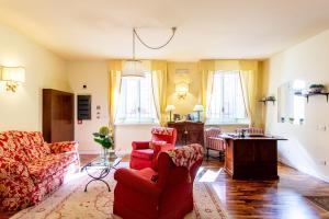 ein Wohnzimmer mit 2 Stühlen und einem Sofa in der Unterkunft Hotel Sant'Andrea in Ravenna