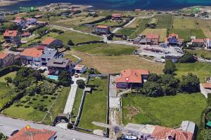 una vista aérea de un pueblo con casas en Villa Senda costera. Un lugar natural en la ciudad, en Santander