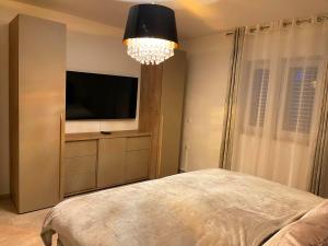 Телевизор и/или развлекательный центр в Villa Olivija-direkt am Strand!