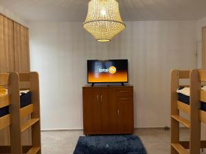 Телевизор и/или развлекательный центр в Villa Olivija-direkt am Strand!