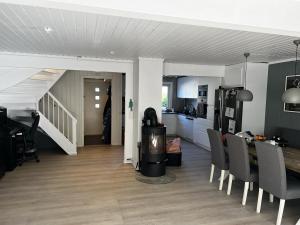 Μια τηλεόραση ή/και κέντρο ψυχαγωγίας στο Loftroom in townhouse Oslo 1 singel bed 1 double bed
