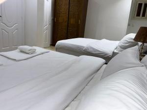 Ліжко або ліжка в номері Full Pyramids View Apartment with Balcony For 8 P