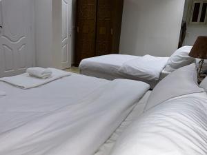 Ліжко або ліжка в номері Full Pyramids View Apartment with Balcony For 8 P