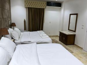Ліжко або ліжка в номері Full Pyramids View Apartment with Balcony For 8 P