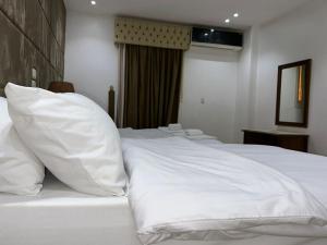 Ліжко або ліжка в номері Full Pyramids View Apartment with Balcony For 8 P