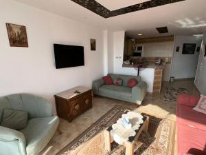 TV a/nebo společenská místnost v ubytování Full Pyramids View Apartment with Balcony For 8 P