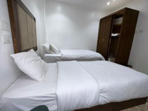 Ліжко або ліжка в номері Full Pyramids View Apartment with Balcony For 8 P