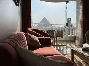 Зона вітальні в Full Pyramids View Apartment with Balcony For 8 P